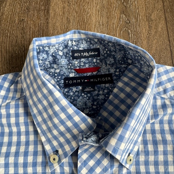 Tommy Hilfiger Button down shirt. Men’s size large. Like new condition! - Picture 3 of 10